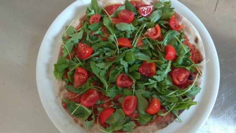 La ricetta perfetta per la pizza con rucola, pomodorini e grana