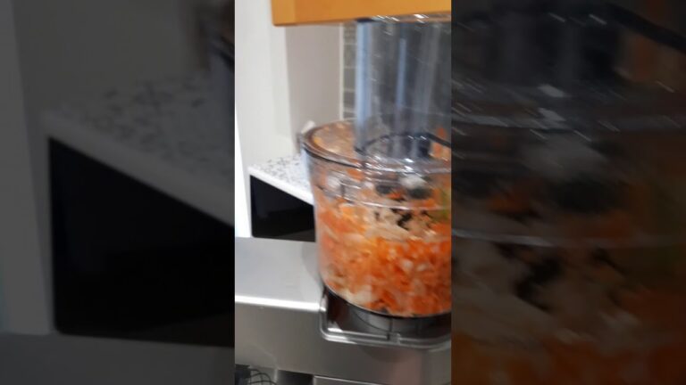 Ricetta deliziosa: sugo con carote, sedano e cipolla