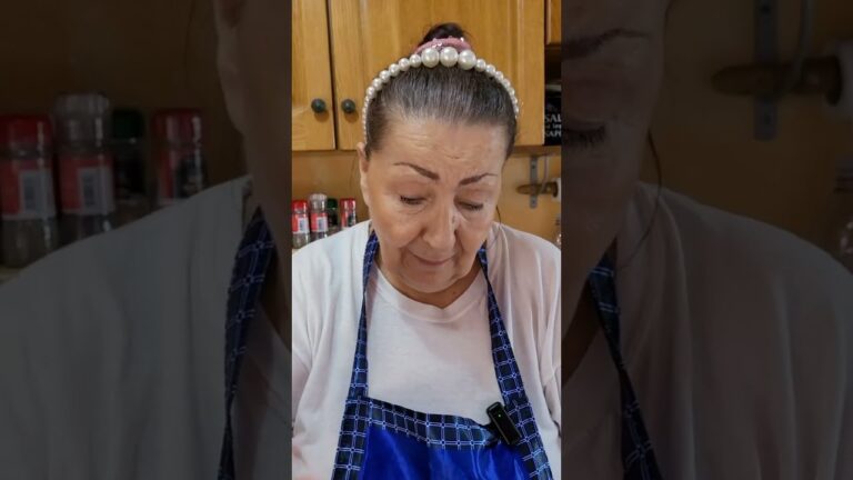 Spezzatino e Salsiccia al Sugo con Polenta: Un Piatto Rustico e Confortevole